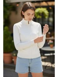 ASSUILI Kardigan w kolorze białym rozmiar: 36. Białe kardigany Assuili, bez wzorów. Za 100.99 zł.