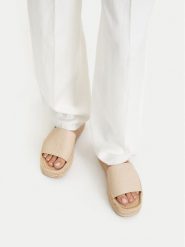 Calvin Klein Klapki Flatf Espa Mule Lth Mg HW0HW03027 Beżowy. Brązowe klapki Calvin Klein, bez wzorów, ze skóry, bez obcasa. Za 262.99 zł.