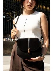 Victor & Hugo Paris Skórzana torebka "Rhea" w kolorze czarnym - 24 x 19 x 6 cm rozmiar: onesize. Czarne torby na ramię Victor & Hugo Paris, bez wzorów, z materiału, na ramię, bez dodatków. Za 321.97 zł.