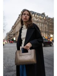 Maison héritage PARIS Skórzana torebka "Jini" w kolorze złotym - 30 x 22 x 10 cm rozmiar: onesize. Żółte torby na ramię Maison héritage PARIS, bez wzorów, z materiału, przez ramię, bez dodatków. Za 354.95 zł.