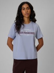 4F T-shirt boxy z nadrukiem damski - niebieski L. Niebieskie t-shirty 4f, l, bez wzorów, z jeansu, bez kołnierzyka, bez ramiączek. Za 69.99 zł.