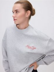 Bluza z haftowanym napisem - jasnoszary. Szare bluzy Reserved, l, bez wzorów, z bawełny, bez kaptura. Za 119.99 zł.