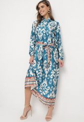 Niebieska Sukienka Satynowa o Pudełkowym Fasonie Wiązana w Talii w Ornamentalny Wzór Narosa. Niebieskie sukienki Born2be, na co dzień, l, bez wzorów, z satyny, eleganckie, bez kołnierzyka, bez ramiączek, koszulowe. Za 139.99 zł.