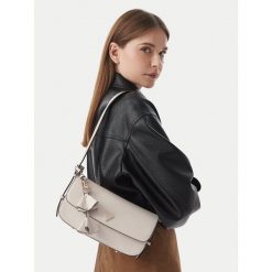 Torebka Guess. Białe torebki klasyczne Guess, z aplikacjami, bez dodatków. Za 544.99 zł.