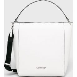 Calvin Klein - Torebka. Czarne torby na ramię Calvin Klein, bez wzorów, z materiału, casualowe, do ręki, duże, bez dodatków. W wyprzedaży za 479.90 zł.