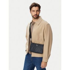 Saszetka Guess. Czarne torby na ramię Guess, z aplikacjami, młodzieżowe, bez dodatków. Za 311.99 zł.