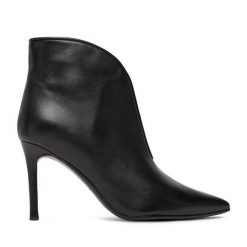 Botki Eva Minge. Czarne botki Eva Minge, bez wzorów, bez obcasa, na szpilce, bez zapięcia. Za 449.99 zł.