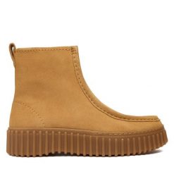 Botki Clarks. Brązowe botki Clarks, bez wzorów, bez obcasa, na płaskiej podeszwie, bez zapięcia. Za 659.99 zł.