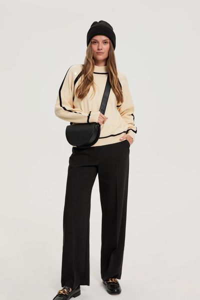 Czapka z metaliczną nitką czarna. Czarne czapki MOODO, bez wzorów, z poliamidu. Za 49.99 zł.