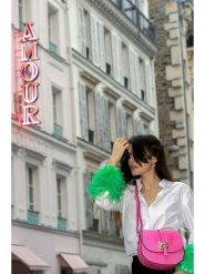 Victor & Hugo Paris Skórzana torebka "Kara" w kolorze różowym - 22 x 18 x 6 cm rozmiar: onesize. Różowe torby na ramię Victor & Hugo Paris, bez wzorów, z materiału, na ramię, bez dodatków. Za 282.99 zł.