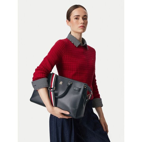 Torebka Tommy Hilfiger. Niebieskie torebki klasyczne TOMMY HILFIGER, bez wzorów, bez dodatków. Za 649.99 zł.