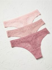 Koronkowe stringi 3 pack - wielobarwny. Stringi Sinsay, bez wzorów, z koronki. Za 25.99 zł.