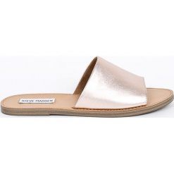 Steve Madden - Klapki Grace. Czerwone klapki Steve Madden, bez wzorów, z materiału, bez obcasa, na płaskiej podeszwie. W wyprzedaży za 179.90 zł.