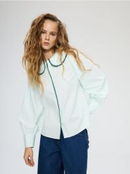 Bawełniana koszula z kołnierzykiem - jasnozielony. Zielone koszule Reserved, l, bez wzorów, z bawełny, bez kołnierzyka, bez ramiączek. Za 139.99 zł.