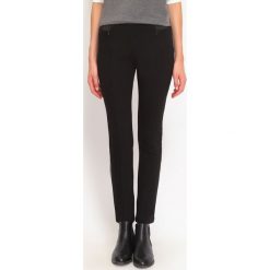LEGGINSY DAMSKIE GŁADKIE. Czarne legginsy TOP SECRET, bez wzorów, z dzianiny. W wyprzedaży za 34.99 zł.