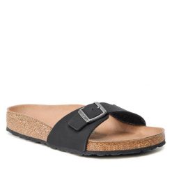 Klapki Birkenstock. Czarne klapki Birkenstock, bez wzorów, bez obcasa. Za 329.99 zł.
