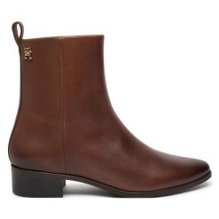 Botki Tommy Hilfiger. Brązowe botki TOMMY HILFIGER, bez wzorów, bez obcasa, na płaskiej podeszwie, bez zapięcia. Za 799.99 zł.