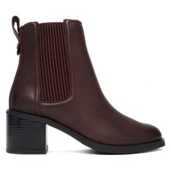 Botki Clarks. Czerwone botki Clarks, bez wzorów, bez obcasa, na słupku, bez zapięcia. Za 659.99 zł.