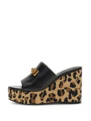 Guess Sandały 181561 Czarny. Czarne sandały Guess, z aplikacjami, bez obcasa, na słupku, bez zapięcia. Za 549.99 zł.