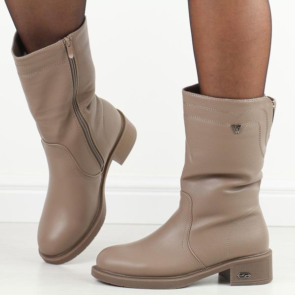 Beżowe wysokie botki damskie Filo Donna Z24-42. Brązowe botki Filo Donna, na jesień, bez wzorów, ze skóry, z okrągłym noskiem, bez obcasa, na płaskiej podeszwie, bez zapięcia. Za 219.00 zł.