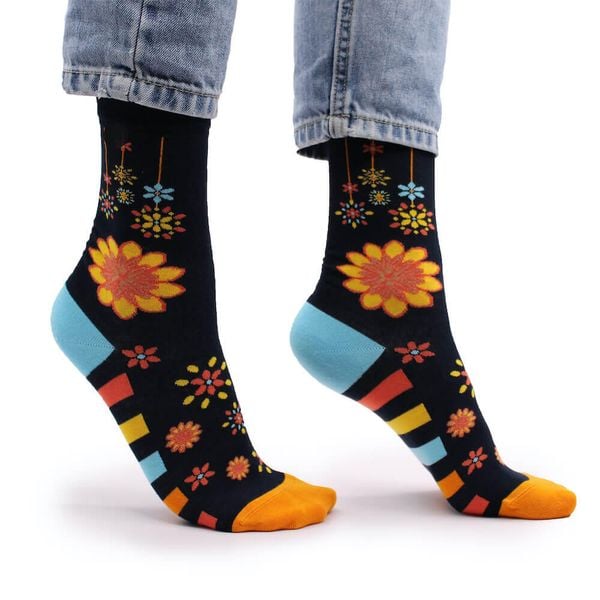 Skarpetki bambusowe Hop Hare - Kwiaty Mandali. Czarne skarpety HAPPY HOP, bez wzorów, z elastanu. Za 29.99 zł.