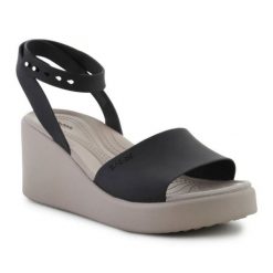 Sandały Crocs Brooklyn Ankle Strap Wedge 209406-07H czarne. Czarne sandały bez wzorów, bez obcasa, na koturnie, bez zapięcia. Za 421.95 zł.