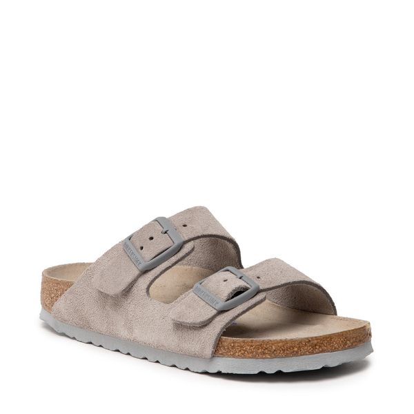 Klapki Birkenstock. Szare klapki Birkenstock, bez wzorów, bez obcasa. Za 530.99 zł.