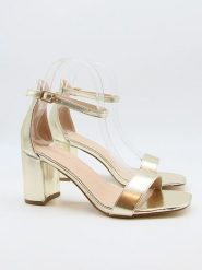 Belucci Sandały w kolorze złotym rozmiar: 40. Żółte sandały Belucci, bez wzorów, z otwartym noskiem, bez obcasa, na koturnie, bez zapięcia. Za 110.04 zł.