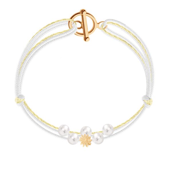 Bransoletka z pozłacaną Flowers Etincelle i białymi perłami na cienkim podwójnym białym sznurku. Białe bransoletki Lilou, pozłacane. Za 187.00 zł.