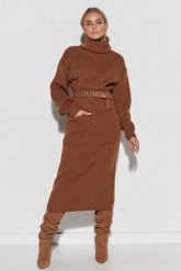 Długa Swetrowa Sukienka z Golfem - Brązowa. Brązowe sukienki Makadamia, uniwersalny, bez wzorów, z dzianiny, bez kołnierzyka, bez ramiączek, maxi. Za 299.90 zł.