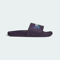 KLAPKI ADILETTE COMFORT SLIDES MERCEDES AMG PETRONAS F1 TEAM. Fioletowe klapki Adidas, bez wzorów, z materiału, bez obcasa. Za 239.00 zł.