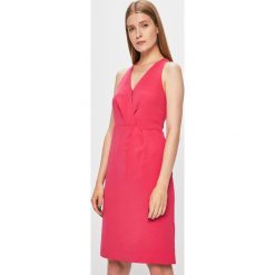 Morgan - Sukienka. Czerwone sukienki Morgan, na co dzień, bez wzorów, z poliesteru, casualowe, bez kołnierzyka, bez ramiączek, dopasowane. W wyprzedaży za 169.90 zł.