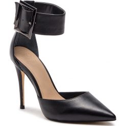 Szpilki GUESS - FL5OVE LEA08 BLACK. Czarne szpilki Guess, z aplikacjami, z materiału, eleganckie, bez obcasa, na obcasie, bez zapięcia. W wyprzedaży za 379.00 zł.