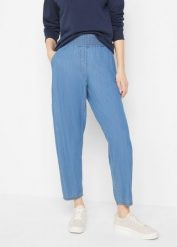 Lekkie jeansy mom, high waist, cropped. Niebieskie jeansy bonprix, bez wzorów, z podwyższonym stanem. Za 122.99 zł.