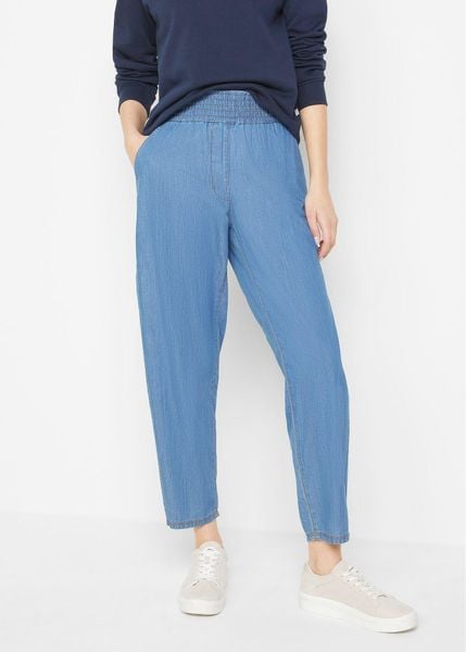 Lekkie jeansy mom, high waist, cropped. Niebieskie jeansy bonprix, bez wzorów, z podwyższonym stanem. Za 124.99 zł.