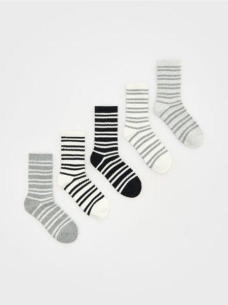 Skarpetki 5 pack - czarny. Czarne skarpety Reserved, bez wzorów. W wyprzedaży za 15.99 zł.