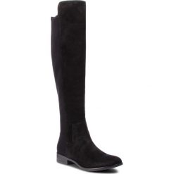 Muszkieterki CLARKS - Caddy Belle 261302414 Black Sde. Czarne kozaki Clarks, z materiału, bez obcasa, na obcasie, bez zapięcia. W wyprzedaży za 499.00 zł.