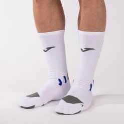 Skarpety sportowe kompresyjne Joma Compression z odblaskami. Białe skarpety Joma, bez wzorów, z materiału. Za 32.99 zł.