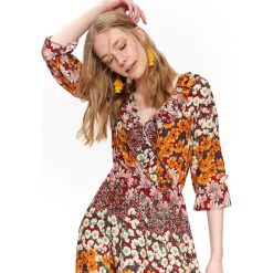 SUKIENKA MAXI W KWIATOWY WZÓR ZDOBIONA FALBANĄ. Brązowe sukienki TOP SECRET, na co dzień, na lato, z aplikacjami, z tkaniny, bez kołnierzyka, bez ramiączek, maxi, kopertowe. W wyprzedaży za 89.99 zł.