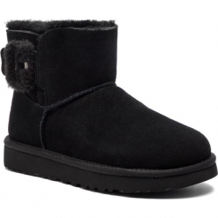 Buty UGG - W Mini Bailey Fluff Buckle 1104182 W/Blk. Czarne botki UGG, z aplikacjami, ze skóry, bez obcasa, bez zapięcia. W wyprzedaży za 499.00 zł.