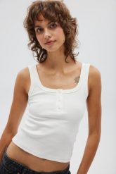 Top na ramiączkach z guzikami w kolorze CREAM - GLOWIN-XS. Białe topy Marsala, xs, bez wzorów, z bawełny, bez kołnierzyka, bez ramiączek. Za 119.90 zł.