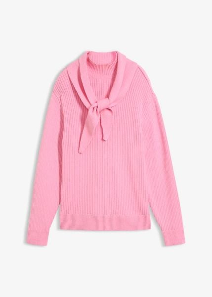 Gruby sweter ze stójką i ozdobnym szalikiem. Niebieskie swetry bonprix, bez wzorów, prążkowane, bez ramiączek. Za 139.99 zł.