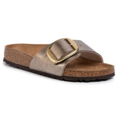 Klapki Birkenstock. Brązowe klapki Birkenstock, bez wzorów, bez obcasa. Za 499.99 zł.