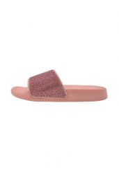Klapki damskie Beco | Koral. Czerwone klapki BECO, bez wzorów, bez obcasa. Za 222.99 zł.