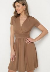 Brązowa Rozkloszowana Sukienka z Wiskozą o Kopertowym Kroju z Marszczeniem Adivas. Brązowe sukienki Born2be, na co dzień, l, bez wzorów, z wiskozy, eleganckie, bez kołnierzyka, bez ramiączek, mini, kopertowe. Za 129.99 zł.
