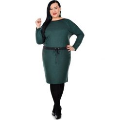 Zielona, ołówkowa sukienka Helen duże rozmiary MODA XXL. Zielone sukienki Moda Size Plus Iwanek, do pracy, na jesień, s, bez wzorów, z dzianiny, biznesowe, bez kołnierzyka, bez ramiączek, maxi, dopasowane. Za 139.00 zł.