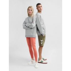 Luźna bluza z okrągłym dekoltem Hummel Bee. Szare bluzy Hummel, bez wzorów, bez kaptura. W wyprzedaży za 132.00 zł.