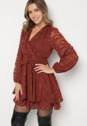 Czerwona Siateczkowa Sukienka o Rozkloszowanym Kroju Zdobiona Tłoczeniem Zenesava. Czerwone sukienki Born2be, na co dzień, na lato, l, z aplikacjami, z poliesteru, eleganckie, bez kołnierzyka, bez ramiączek, mini, rozkloszowane. Za 159.99 zł.