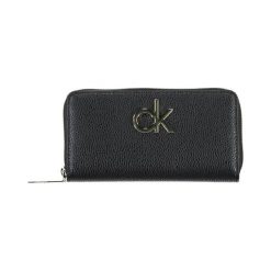 Portfel w kolorze czarnym. Czarne portfele Calvin Klein, bez wzorów, z materiału. W wyprzedaży za 269.95 zł.