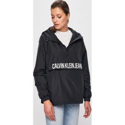 Calvin Klein Jeans - Kurtka. Czarne kurtki Calvin Klein Jeans, m, bez wzorów, z jeansu, z kapturem. W wyprzedaży za 549.90 zł.
